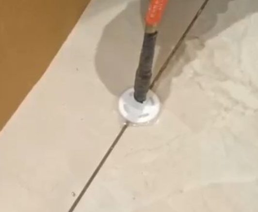 格尔木瓷砖空鼓维修公司专业解答瓷砖在铺贴过程中，如果没有涂抹均匀到位的粘结材料（如水泥砂浆或瓷砖胶），可能会导致以下问题
